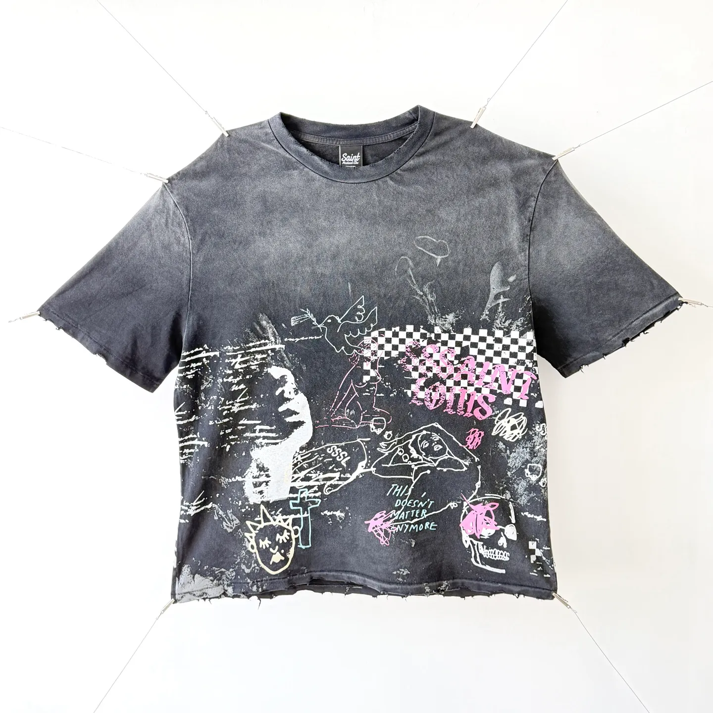 P138 # CTS-120 Saint Street Dirty street hand-painted graffiti style T-shirt. Single-stitch sky-and-ground needle craftsmanship + multi-position manual destruction + heavy Assute fermentation mill and spray horse water washing craft. Full of retro and high-end feeling. Size: S M L XL